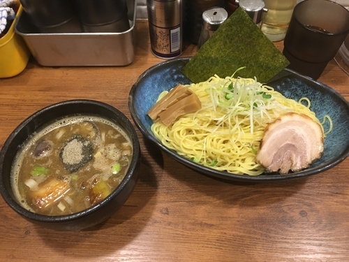 「鴨汁つけ麺+大盛／￥850+100」@背脂煮干 丸め 新所沢店の写真
