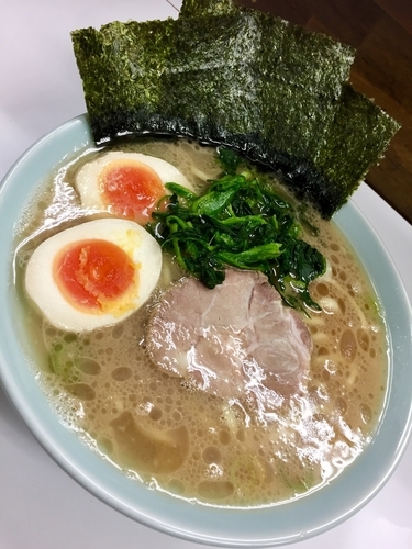 「ラーメン 並 (ﾗｰﾊﾟｽ味玉) ￥700」@横浜家系ラーメン 楊喜家の写真