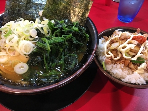 「中盛ラーメンほうれん草と賄い飯」@家系ラーメン とらきち家の写真
