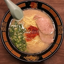 天然とんこつらーめん (790円)