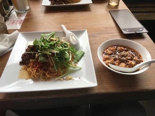 「汁無し坦々麺＋ミニ陳麻婆豆腐」@四川厨房 美 <mei>の写真