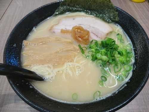 「鯛白湯ラーメン 700円＋ビール」@東大和ラーメン大冬樹Season2の写真