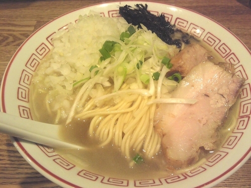 「白煮干そば（中;230g）￥790・玉ねぎ￥100」@煮干中華そば専門 煮干丸の写真