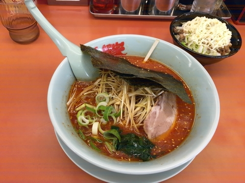 「辛味噌ラーメン大辛(ネギ追加)／ランチBセット」@ラーメン山岡家 厚木店の写真