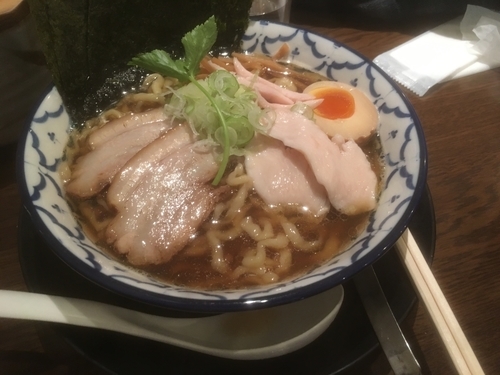 「特製比内地鶏の煮干しラーメン 大盛り 豚チャーシューご飯」@千葉房総 麺のマルタイの写真