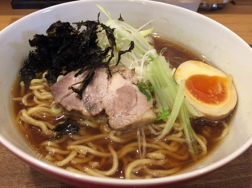 「醤油ラーメン（864円 開店記念20%オフ）」@麺くら馬の写真
