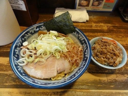 「油そば　780円　ネギマシ　牛スジ丼ミニ　250円」@兎に角 松戸店の写真