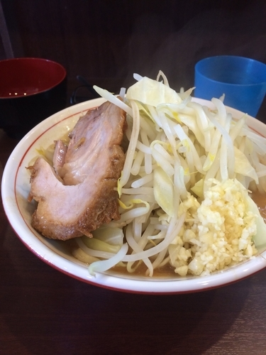 「ミニラーメン 麺固め 生卵(30円) ニンニク」@零一弐三の写真