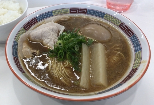 「煮干鰮豚骨らーめん煮玉子入り＋ライス(850円＋100円)」@煮干鰮豚骨らーめん 嘉饌の写真