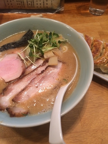 「にんにく卵+トロ焼豚(トッピング)+焼き餃子」@東京らーめん てん 清水橋店の写真