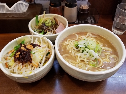 「ラーメン＋ウオベジ (800円)　＋ カラベジ(100円)」@麺処 一笑の写真