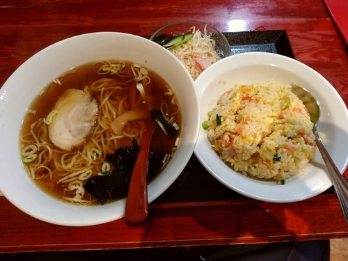 「Ａランチ(醤油ラーメンと半チャーハンのセット)780円」@中国本場的料理 華龍飯店 高崎モントレー店の写真