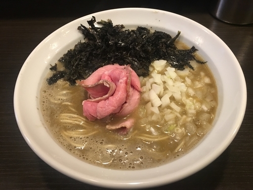 「牛脂烏賊煮干そば」@灰汁中華 丿貫 福富町本店の写真