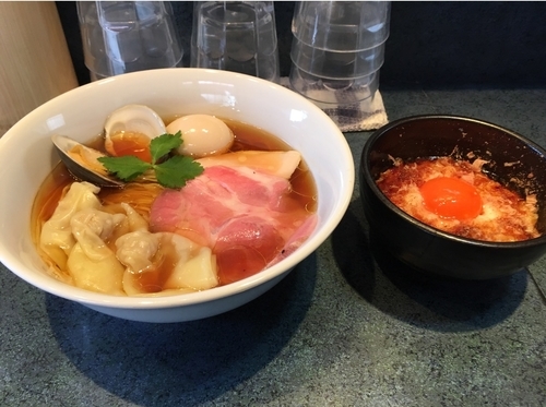 「特製醤油らーめん＋紅孔雀卵かけご飯」@とものもとの写真