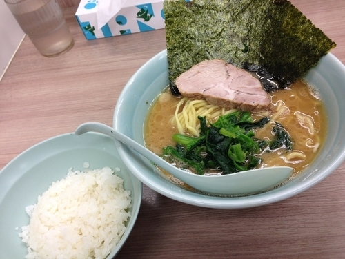 「ラーメン並＋サービス小ライス」@横浜ラーメン 武蔵家 白山店の写真