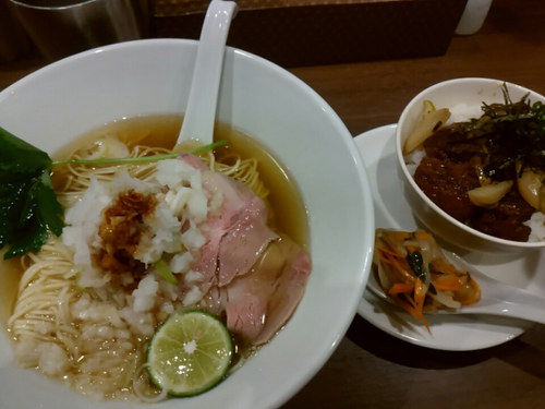 「津軽焼き干しラーメン＋青森ニンニクの牛トロ丼1000円」@八咫烏の写真