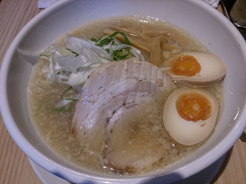 「京都鶏ガラ とんこつ醤油ラーメン」@よってこや 恵比寿本店の写真