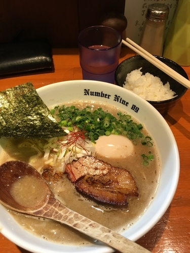 「濃厚らーめん800円+味玉100円+半ごはん50円」@麺Dining Number Nine 09の写真
