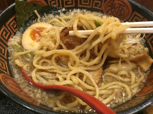 「濃厚醤油らぅ麺（特盛）＋無料味玉＋半ライス」@らぅ麺 ガラ喰楽学校 大宮店の写真