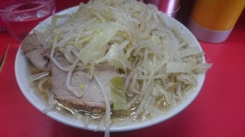 「ラーメン・麺少な目（600円）ニンニク少し」@ラーメン二郎 三田本店の写真