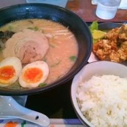 とん骨しょうゆラーメン　唐揚げセット