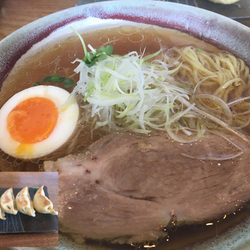 ラーメン600円、手作り野菜餃子600円
