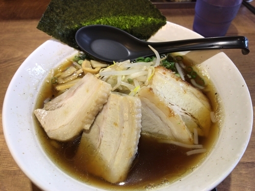 「醤油らーめん（節）800円＋半チャーシュー200円」@らーめん 銕の写真