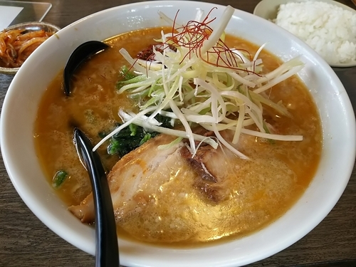 「たんたん　：中麺　＋ごはん＆辛モヤシ：サービス」@信州麺屋 とんずら －カエン－の写真