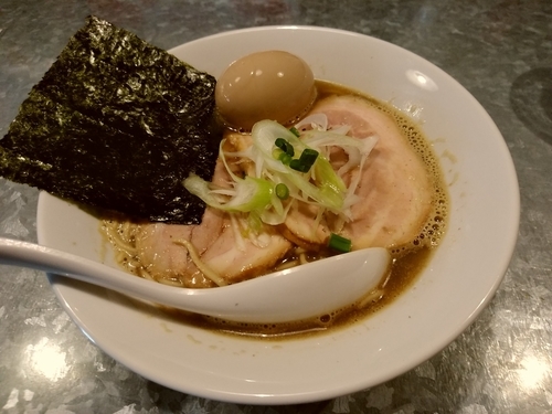 「味玉醤油らあめん(並盛・130g)880円」@らぁめん家 有坂の写真