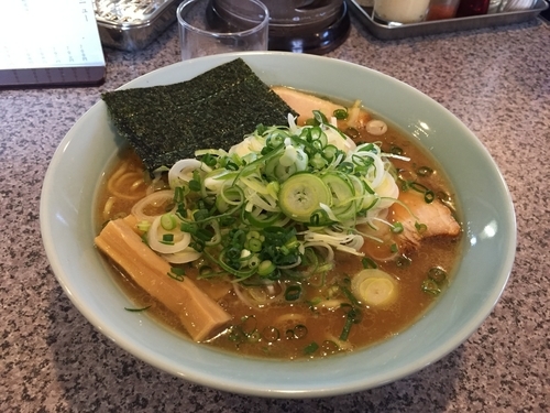 「醤油ラーメン大盛り大盛り麺固めトッピングねき」@鼓の写真