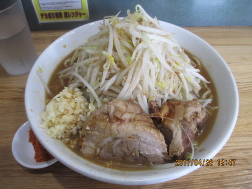 「ラーメン（中）350g　￥780　ニンニク野菜」@デカ盛り戦隊 豚レンジャーの写真