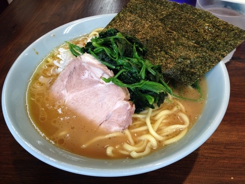 「ラーメン + ほうれん草」@横浜家系豚骨醤油極太麺 侍 本店の写真