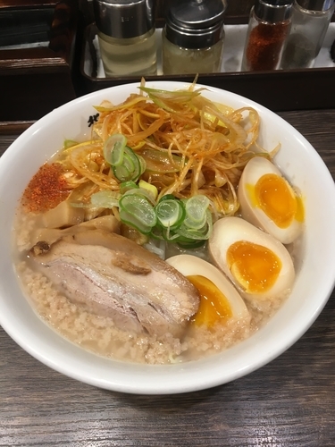 「背脂醤油辛ネギ 980円」@背脂らーめん 宮本 西池袋店の写真