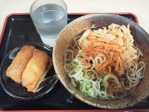 「ごぼうかき揚そば420＋いなり130＝550円」@えきめんや 品川店の写真