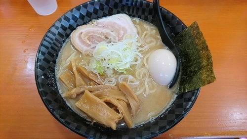 「こってり豚骨魚介らーめん、味玉　700円」@らーめん 雲の写真