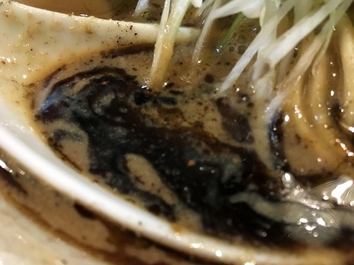 「黒こってりらーめん+味玉」@つけめん油そば 五丁目煮干しの写真