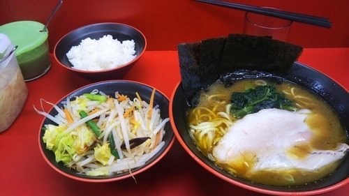 「らーめん（固め・濃め）・小ライス・野菜畑」@横濱家系ラーメン 勝鬨家の写真
