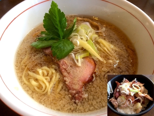「背脂地鶏中華そば醤油（800円）＋香味肉丼（320円）」@麺や 虎徹の写真