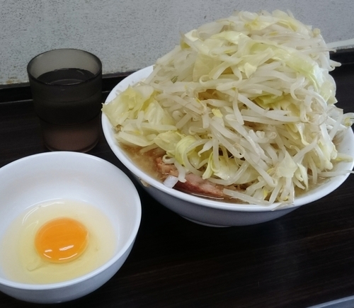 「ラーメン 300㌘ 豚２枚 生卵 870円」@らーめん虎丸の写真