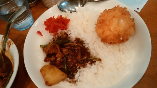 「豚バラ肉とほうれん草のカレー（カニクリームコロッケ付）」@ジンコックの写真