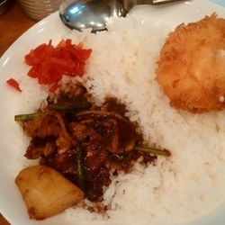 豚バラ肉とほうれん草のカレー（カニクリームコロッケ付）