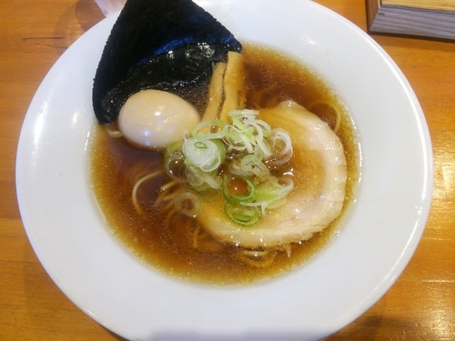 「醤油らーめん＋味玉」@らーめんキッチン いいづかの写真