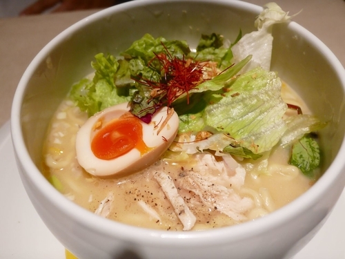 「こだわり麺の名物鶏白湯塩そば¥980」@蔭山樓 恵比寿店の写真