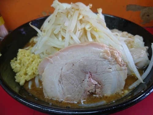 「味噌ラーメン(並)780円(ﾔｻｲ・ｼｮｳｶﾞ・ｱﾌﾞﾗ)」@モッコリ豚の写真