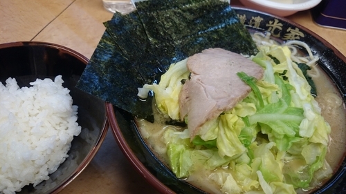 「ラーメン中盛り(800円)キャベツ(100円)」@光家の写真