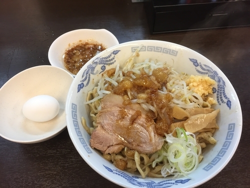 「油そば(中)¥850+生玉子¥50」@ラーメンどでん 大宮店の写真