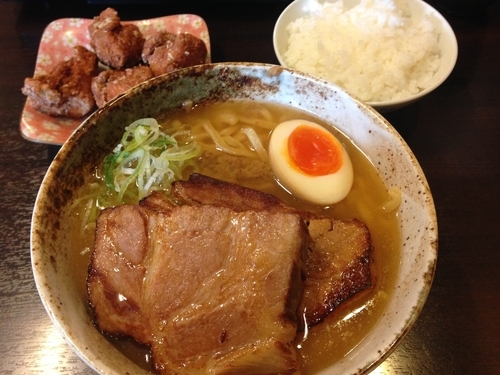 「肩ロース＋豚バラ 海老のラーメン＋唐揚げ＋ごはん（中）」@二郎系ラーメン 麺屋 春爛漫の写真