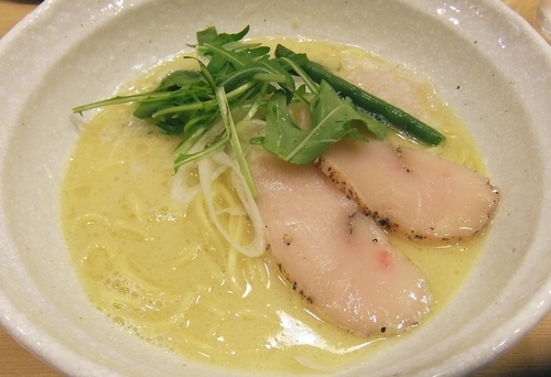 「鶏骨塩らーめん（800円）」@らーめん 桑嶋の写真