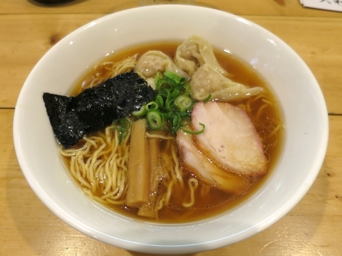 「肉ワンタン麺（黒だし） ８００円」@支那そば 大和 稲荷町本店の写真