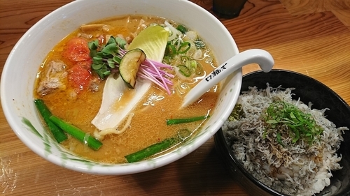 「味噌+半熟玉子と君栄丸のシラス丼」@ロ麺ズの写真